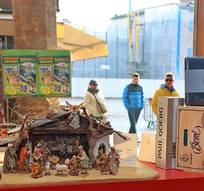 Cento presepi in vetrina «Così si anima il centro»