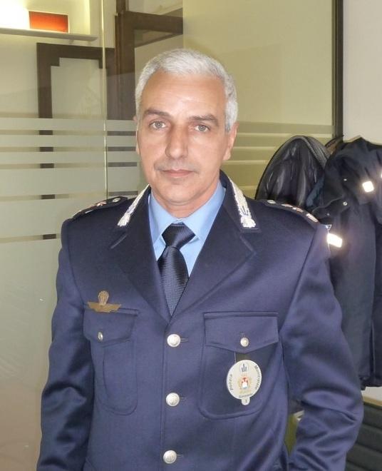 Una studentessa con la divisa Dalla scuola alla municipale 