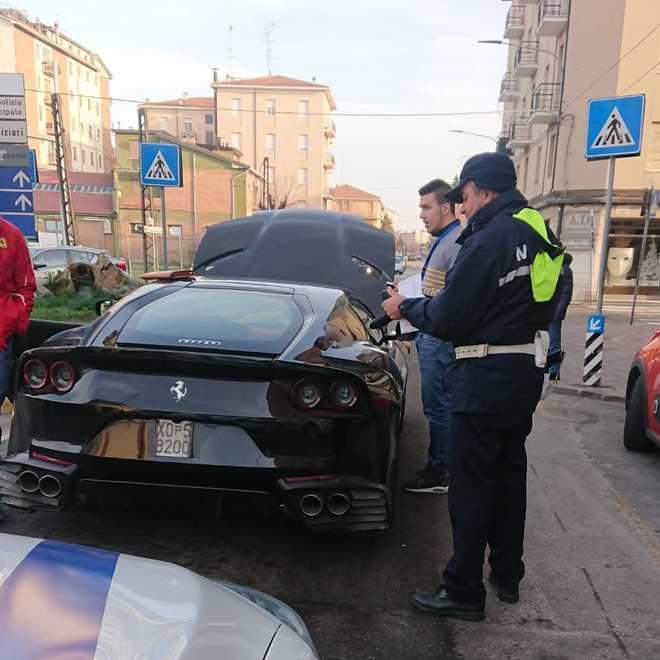 Una Ferrari va in panne e il traffico si blocca 