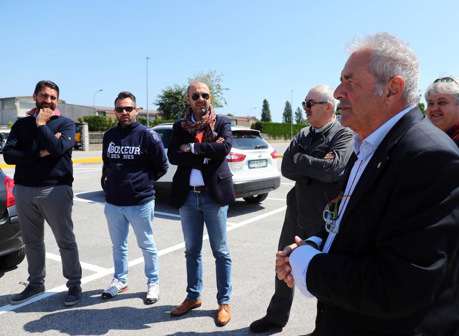Camionisti indisciplinati sporcano e occupano il parcheggio vietato 