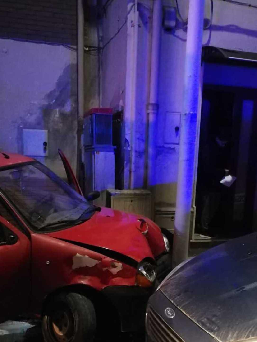 Auto contro un palo: grave un 79enne 