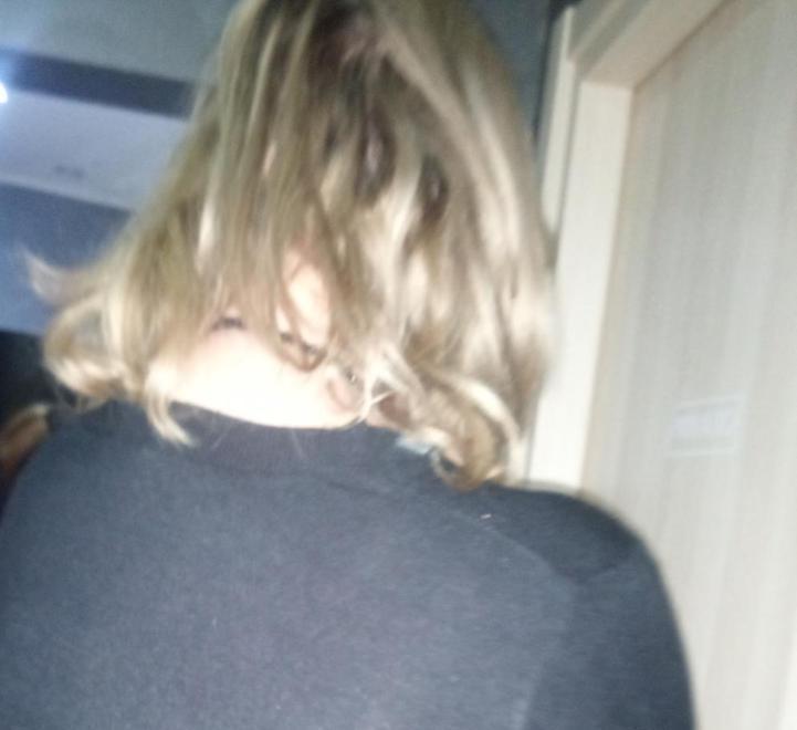 La signora Mara, fotografata di spalle, racconta il suo dramma