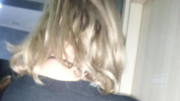 La signora Mara, fotografata di spalle, racconta il suo dramma