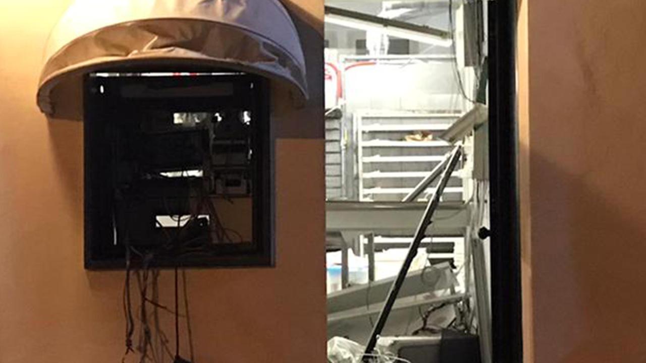 Un altro sportello bancomat fatto esplodere. I residenti: "Svegliati da un boato"