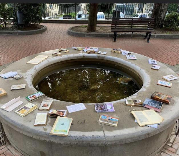I libri sistemati sul bordo della fontana che si trova nel parco vicino alla scuola primaria