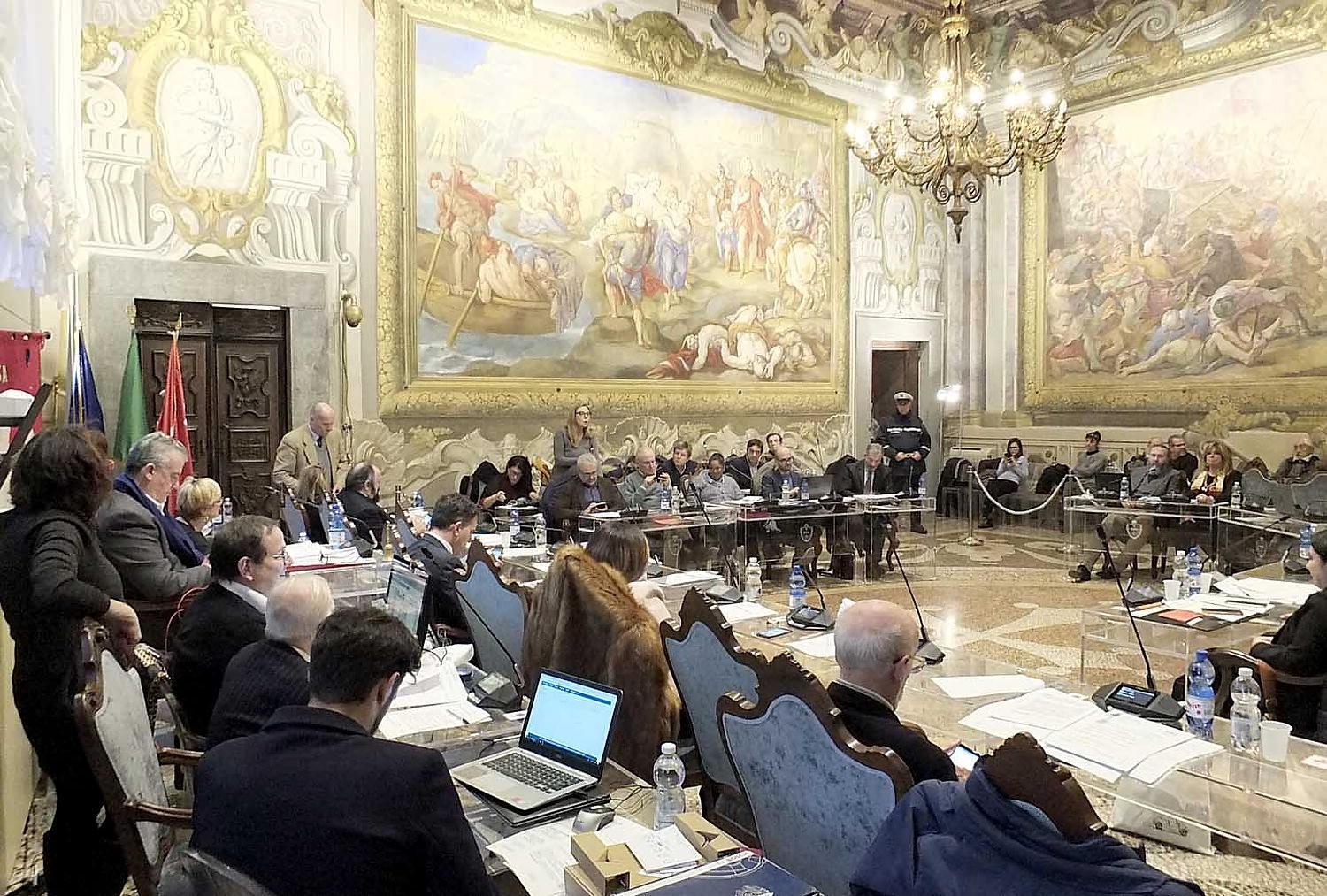 Una seduta del consiglio comunale a Pisa