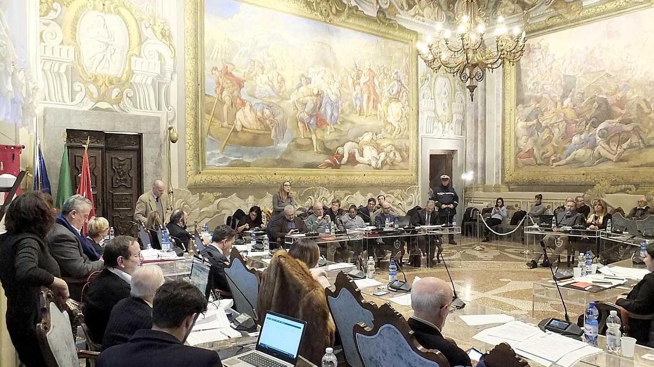 Una seduta del consiglio comunale a Pisa
