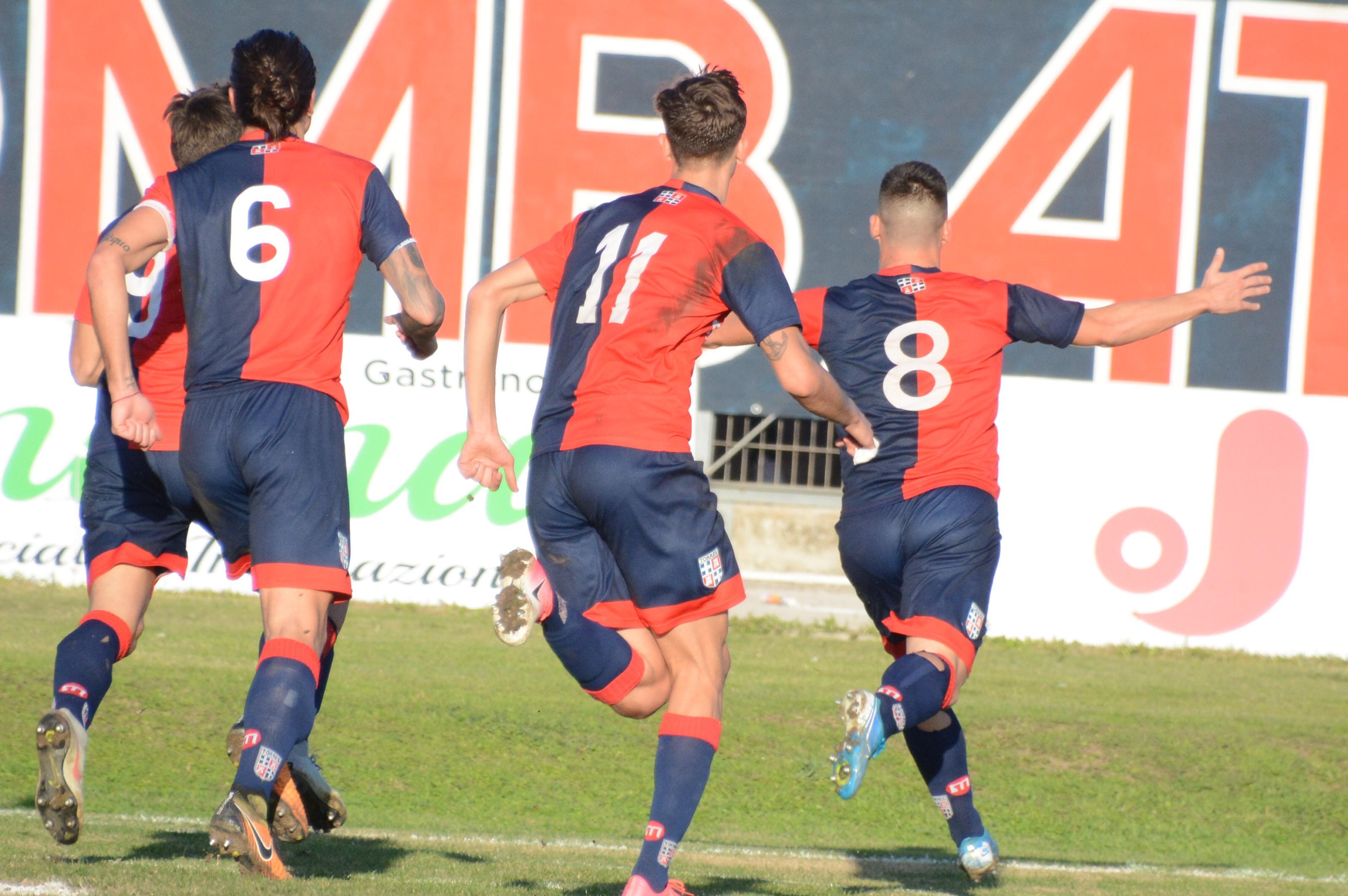 La gioia dei rossoblù dopo il gol decisivo