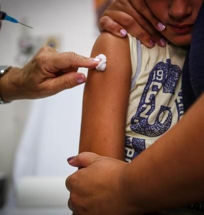 Un bambino alle prese con una vaccinazione obbligatoria