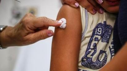 Un bambino alle prese con una vaccinazione obbligatoria