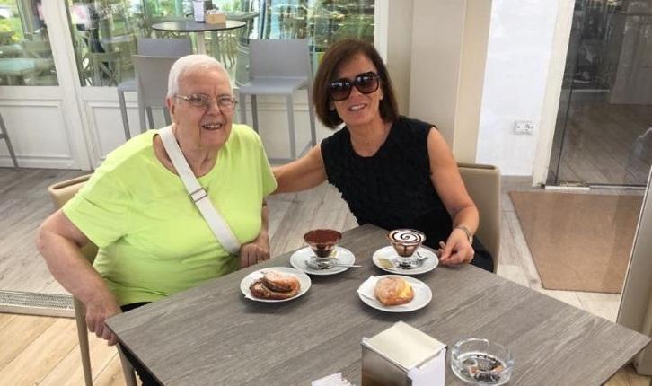 Da sinistra Fiorella Prispoli, morta a 77 anni, con la figlia Paola Falleni