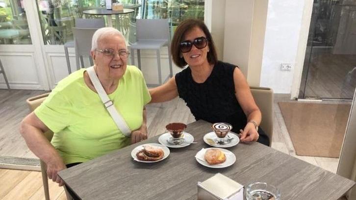 Da sinistra Fiorella Prispoli, morta a 77 anni, con la figlia Paola Falleni