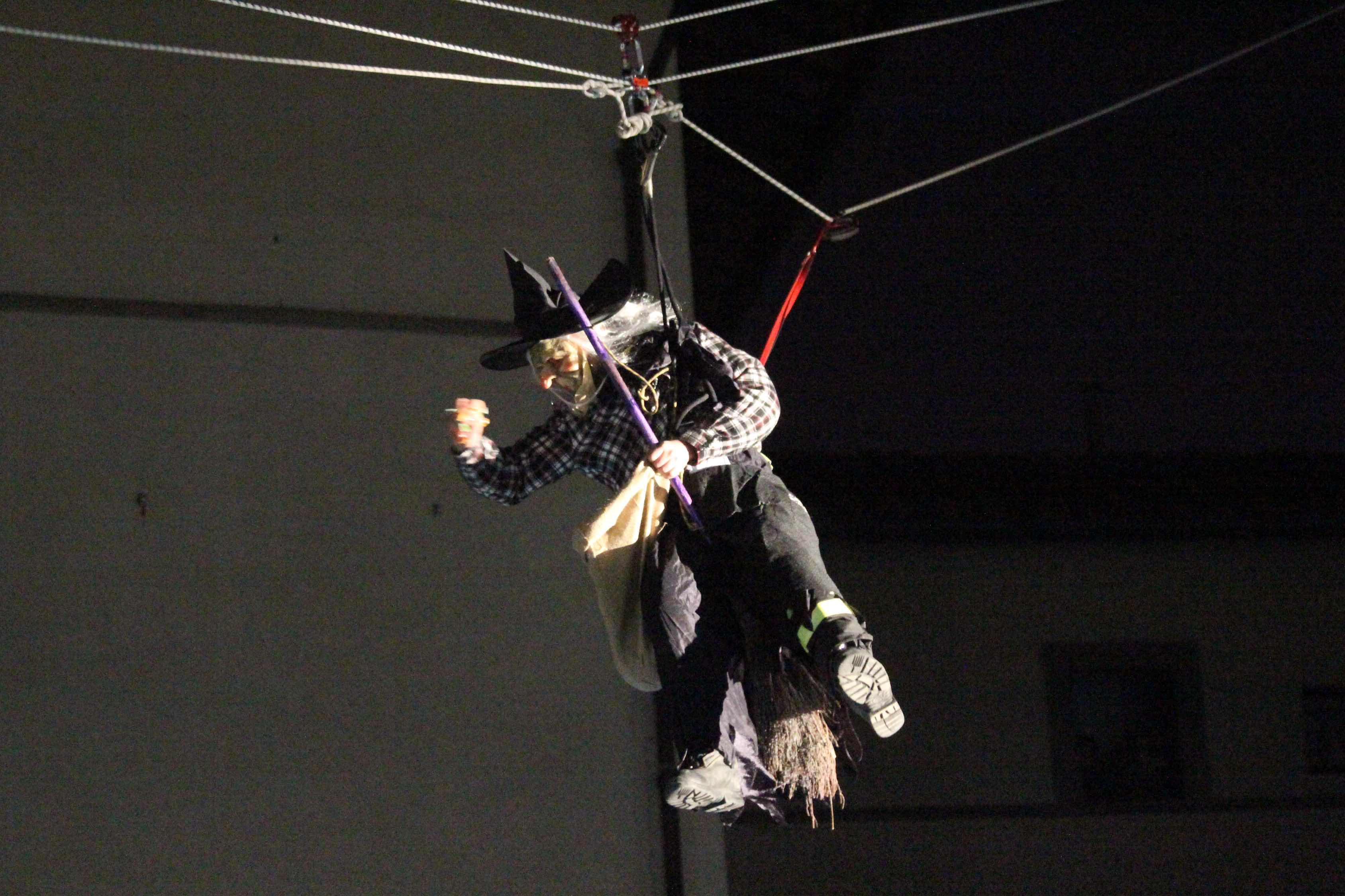 La Befana scende dal campanile del Duomo di Prato (foto Batavia)