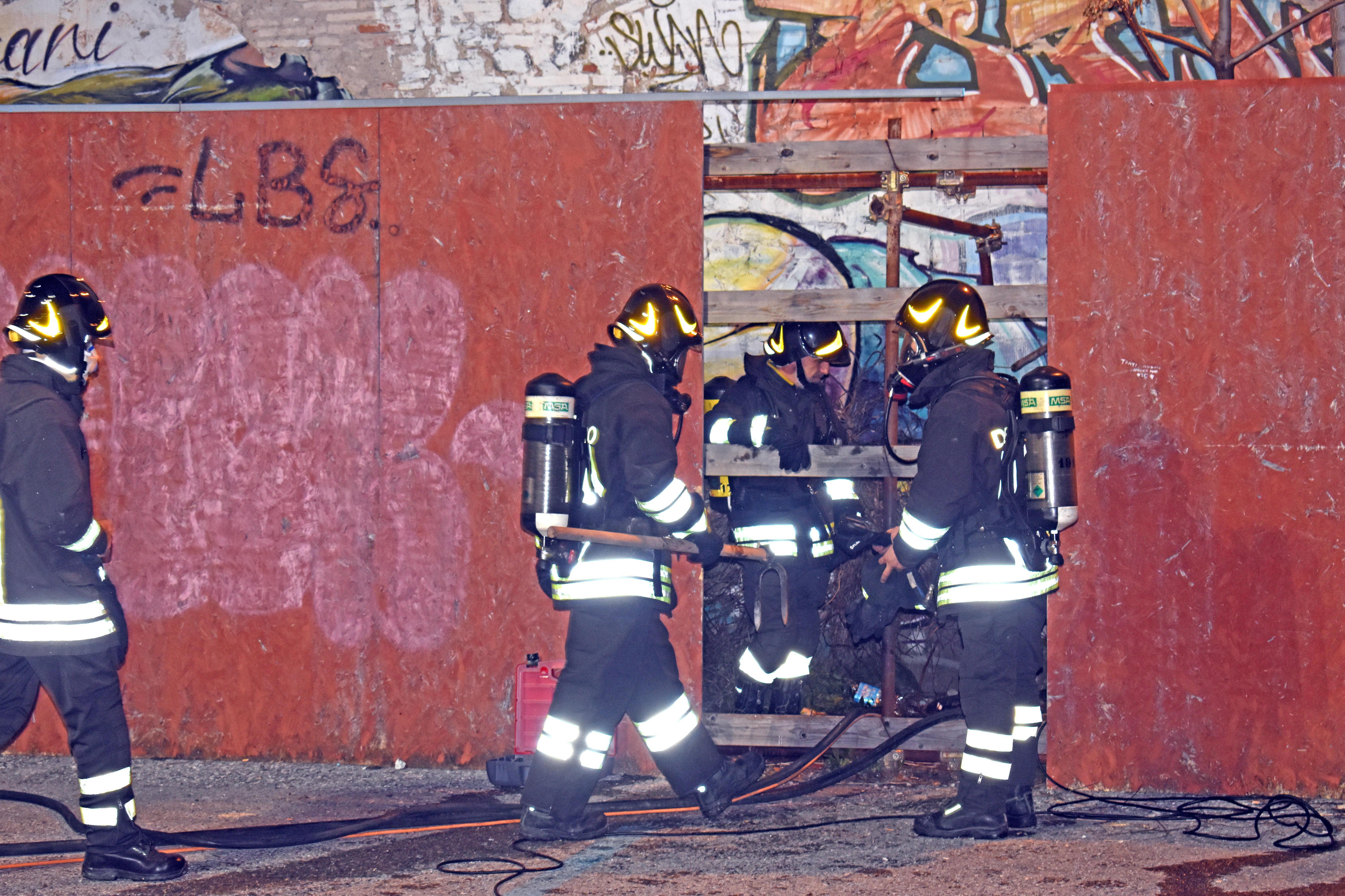 L'intervento dei vigili del fuoco nella palazzina del centro sociale andata in fiamme (foto Gori)