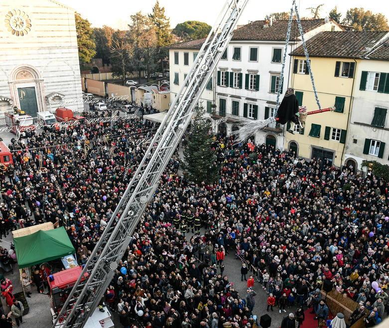 Una Befana scintillante distribuisce 1.200 calze ai bambini in San Francesco 