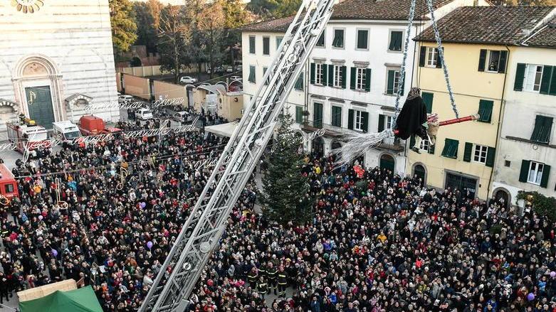 Una Befana scintillante distribuisce 1.200 calze ai bambini in San Francesco