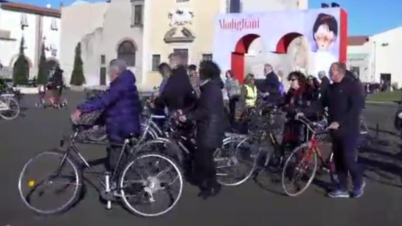 Ciclisti in piazza del Luogo Pio