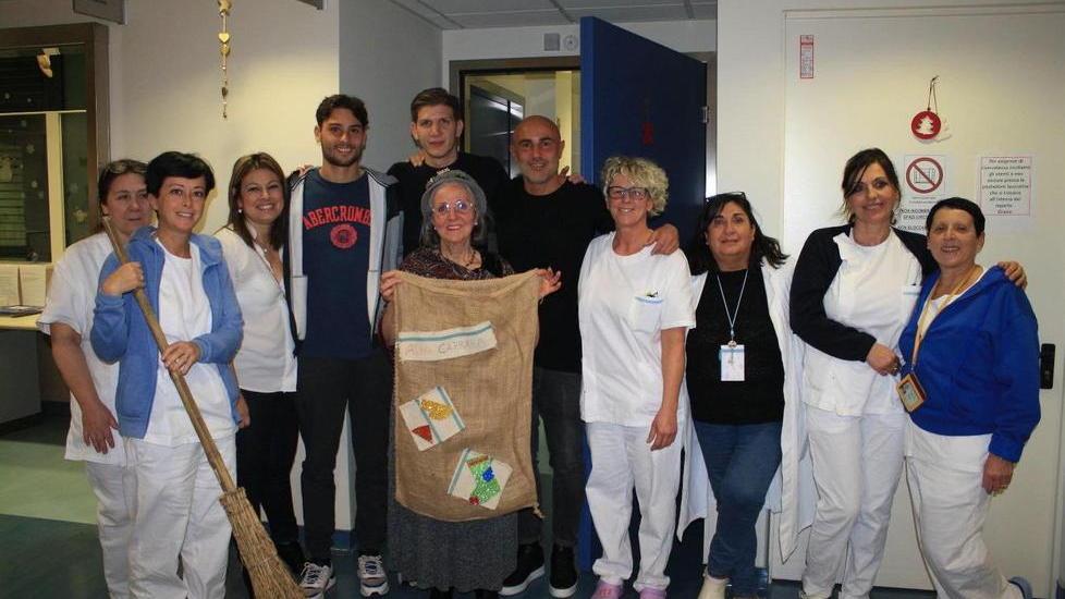 Una befana speciale: gli azzurri alla Pediatria del Noa