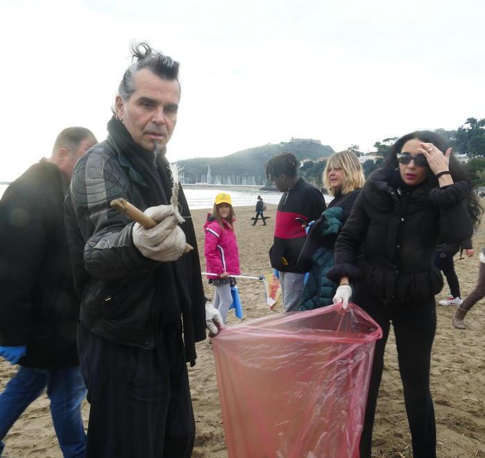 Centinaia con Piero Pelù a pulire la Feniglia «Ora voglio ripetere l’iniziativa in tutta Italia» 