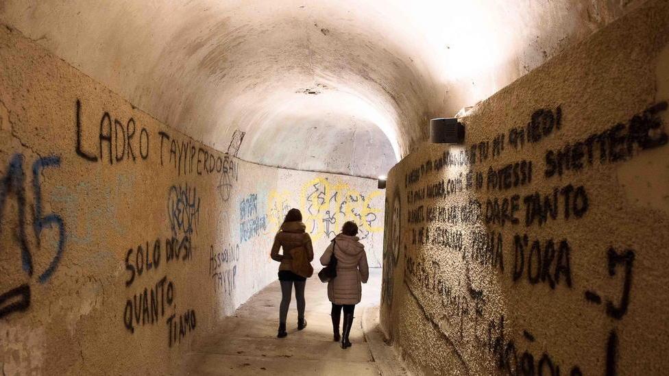 La telecamera lo riprende mentre imbratta il baluardo