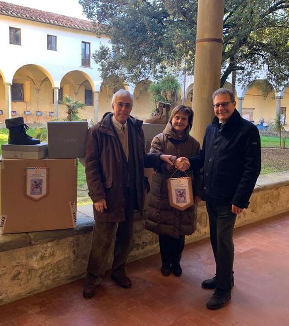 Donate 200 paia di scarpe