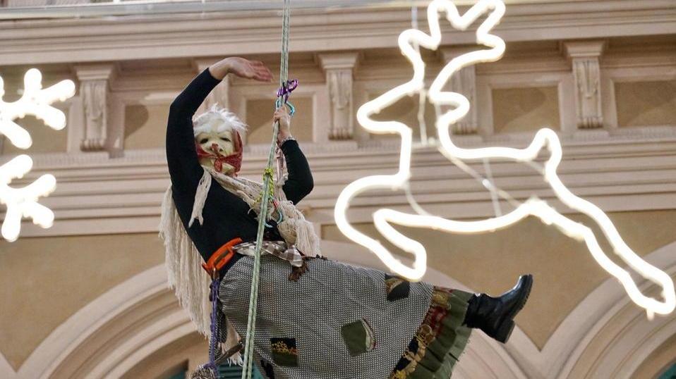Al Mercato Centrale la befana è già arrivata l’intrepida vecchina si cala da trenta metri