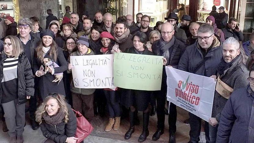 «Conti spieghi perché ha tolto l’edicola»