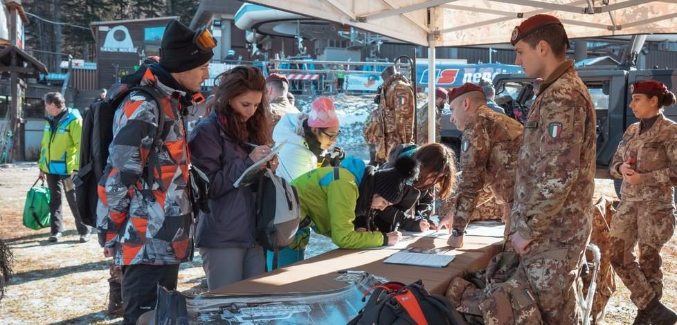 I parà del Nembo fanno promozione tra gli sciatori 