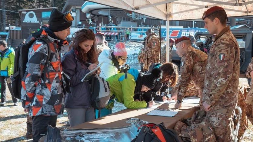 I parà del Nembo fanno promozione tra gli sciatori