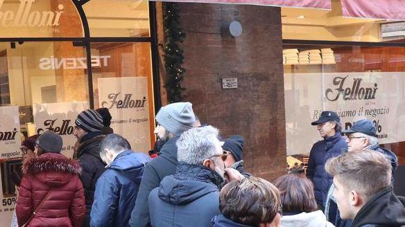 Da Felloni una fila di clienti “agguerriti”