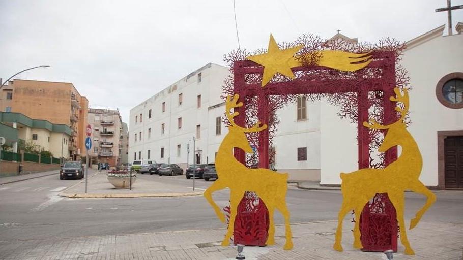 Il portale di coralli addobbato a festa
