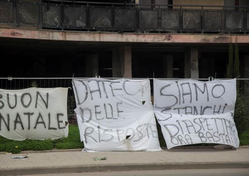 «Dateci delle risposte». Altri striscioni in via Vittorio Emanuele