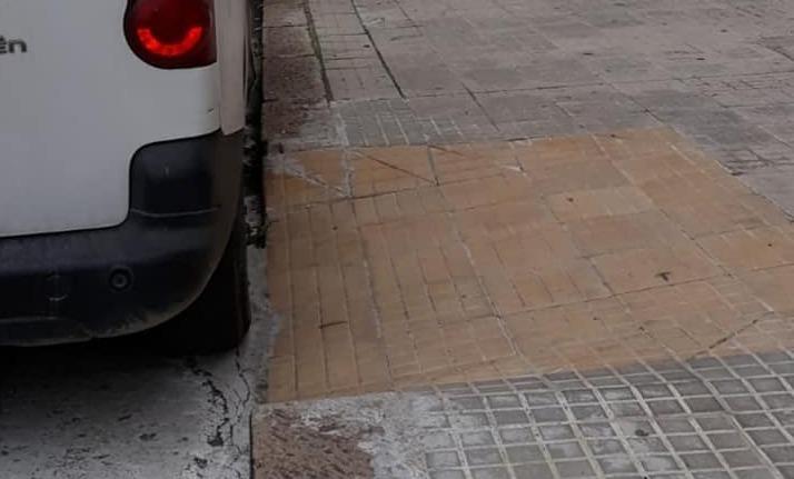 Posteggi selvaggi in via Luna e Sole