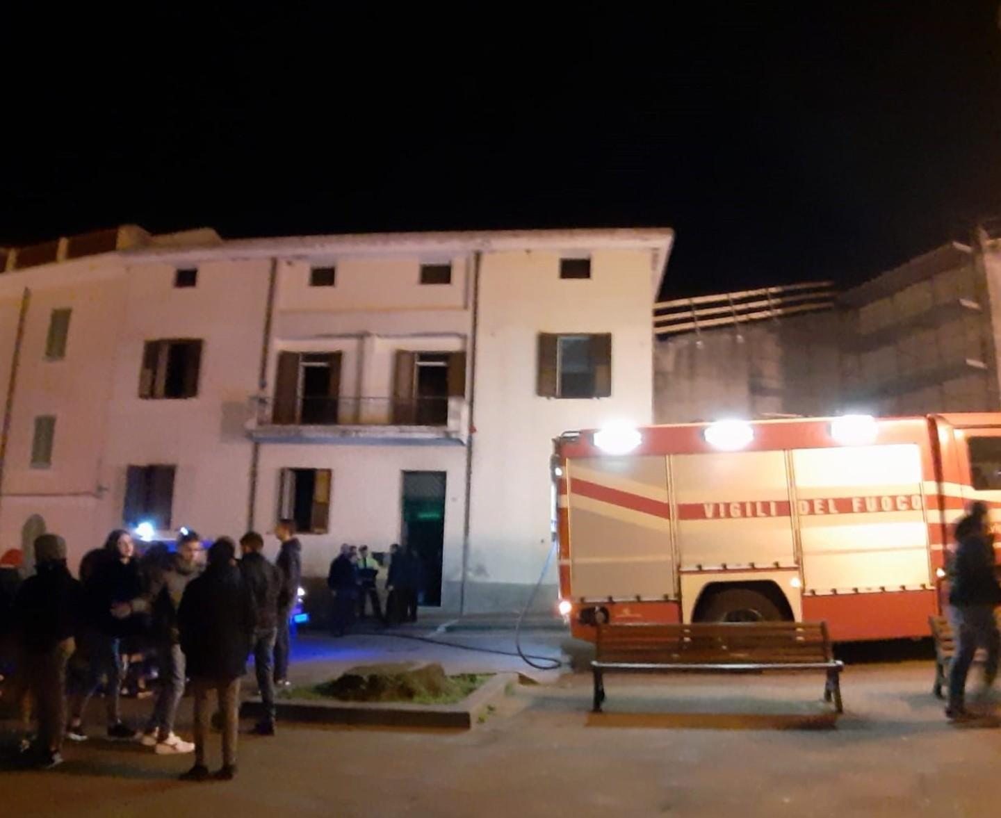 Canonica a fuoco a Bonorva, il parroco soccorso dal sindaco