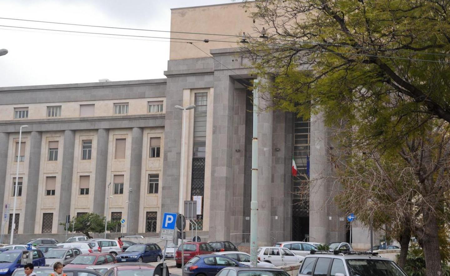 Corsa ai finanziamenti: 8 indagati 