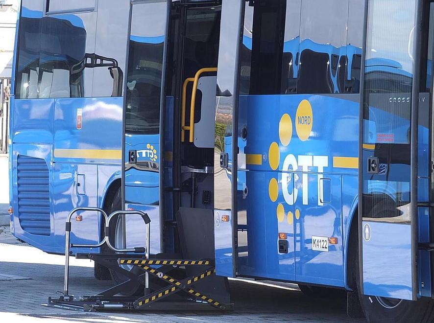 Le pedane elettriche fuori uso, bus vietati alla ragazzina disabile