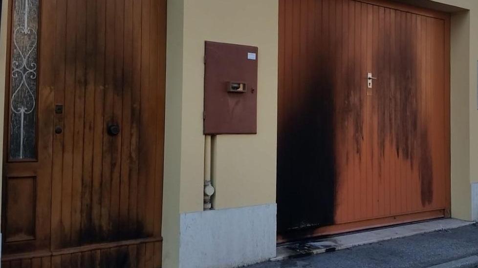Cento, fuoco sulla porta di casa: pericolo sventato dagli amici dei vicini
