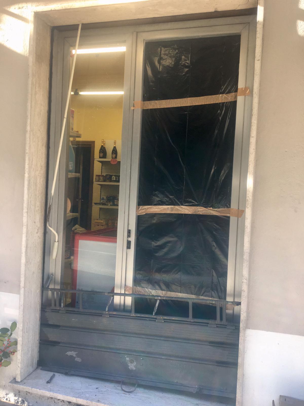 La porta del negozio preso di mira dai ladri