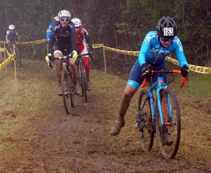 Ciclocross, in centinaia a Pontedera a sfidare il fango del Giro d’Italia 