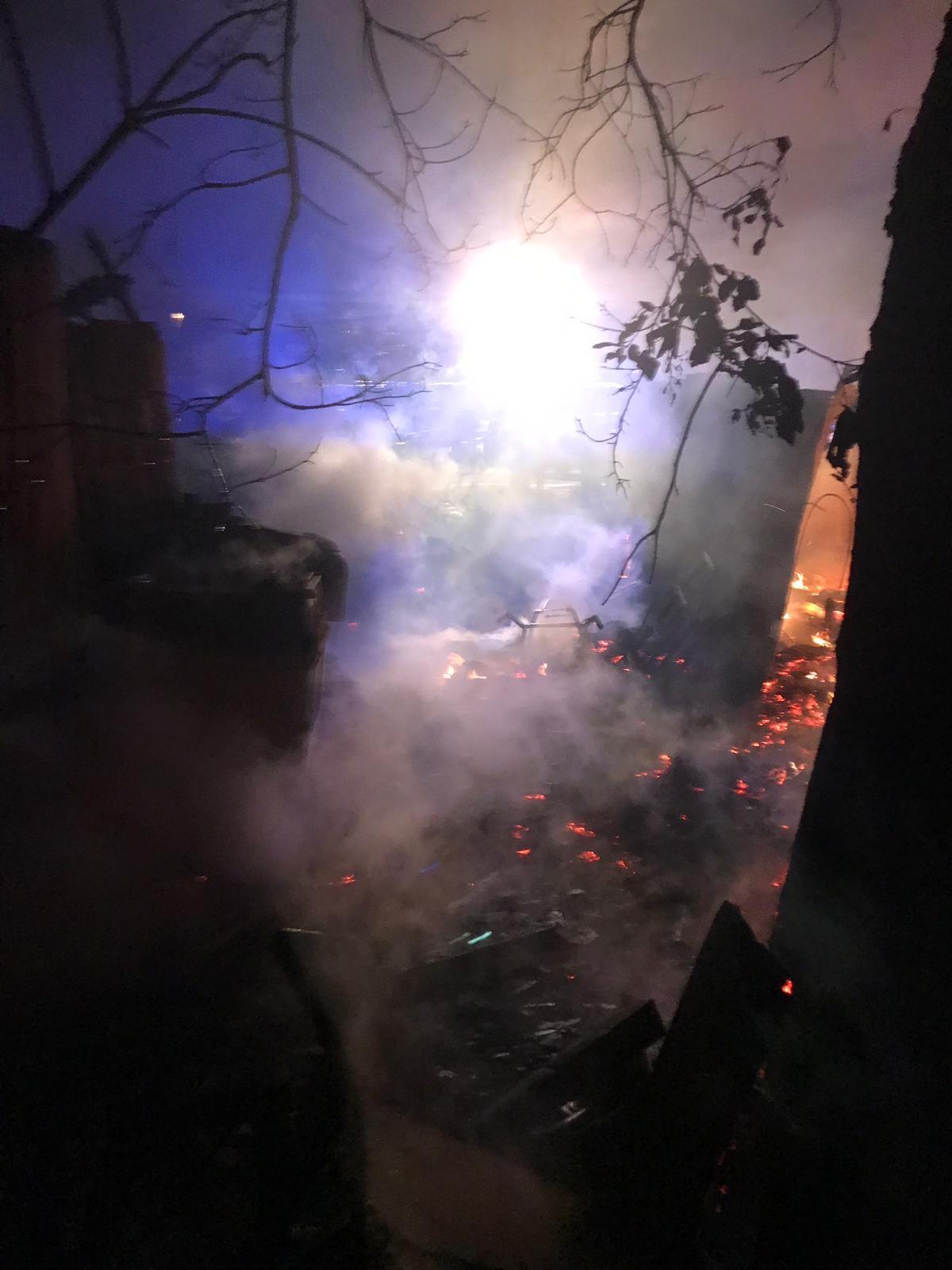 Incendio nella notte a Rio, una baracca va a fuoco