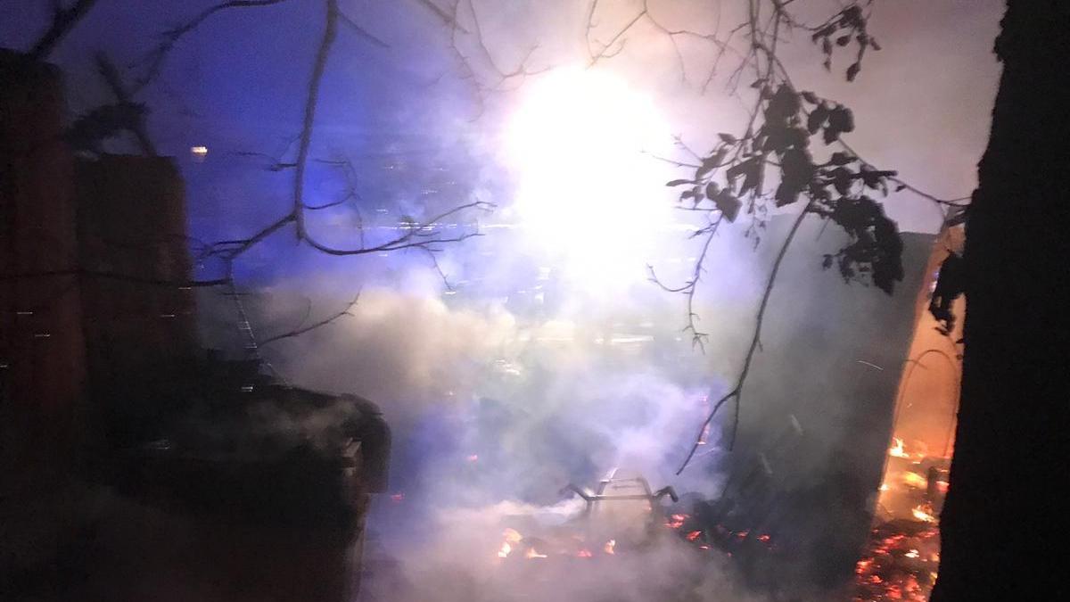 Incendio nella notte a Rio, una baracca va a fuoco