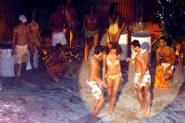 Una festa con i celebri costumi Sundek (foto d'archivio)