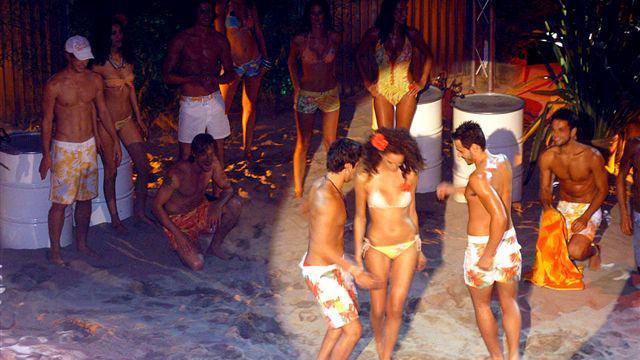 Una festa con i celebri costumi Sundek (foto d'archivio)