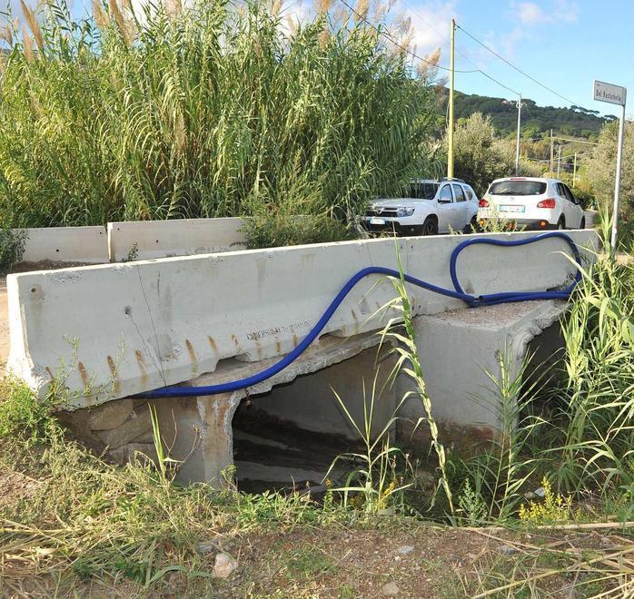 Via il cemento “trappola” dal fosso di Segagnana 