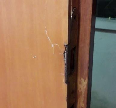 Forzano la porta col cacciavite e rubano i regali del battesimo 