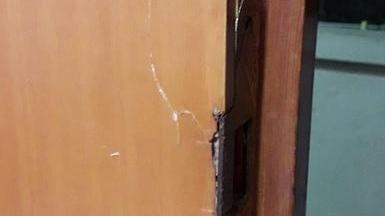 Forzano la porta col cacciavite e rubano i regali del battesimo