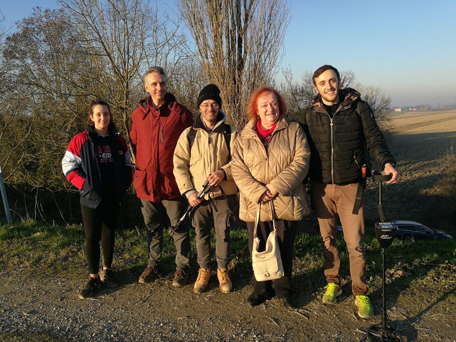 Il team del Gruppo astrofili di San Vito in Fior di Selva guidato dall’astronoma Maura Tombelli, la seconda da destra, che è andato a perlustrare una zona nella Bassa modenese dove era stata accertata
la caduta di frammenti di un meteorite