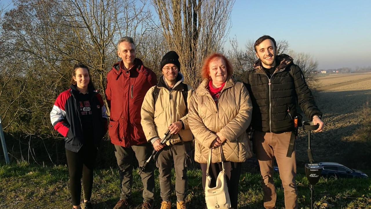 Il team del Gruppo astrofili di San Vito in Fior di Selva guidato dall’astronoma Maura Tombelli, la seconda da destra, che è andato a perlustrare una zona nella Bassa modenese dove era stata accertata
la caduta di frammenti di un meteorite