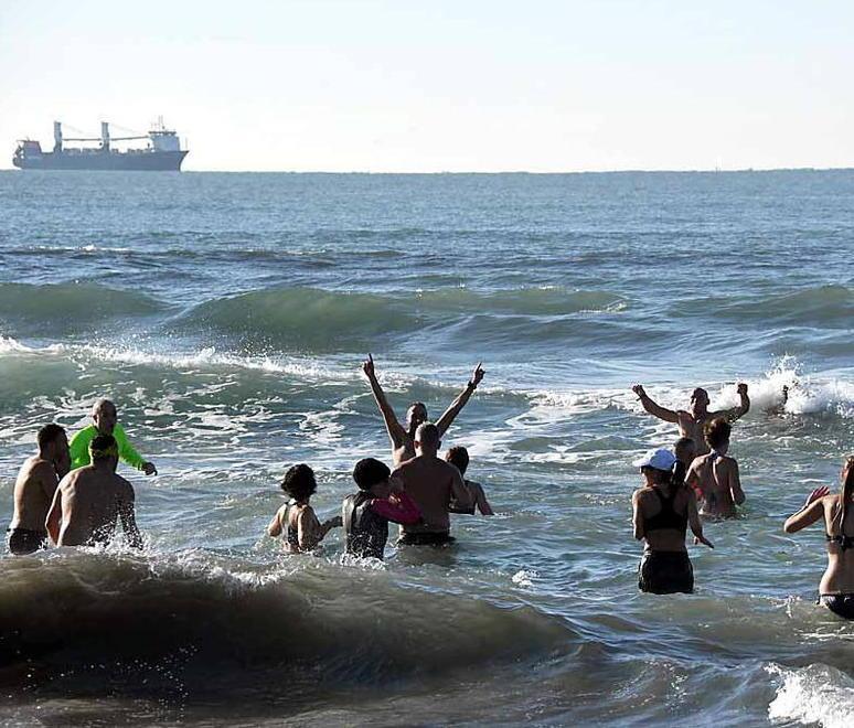 Una cinquantina per la corsa e il tuffo della Befana: «In mare si stava benissimo»