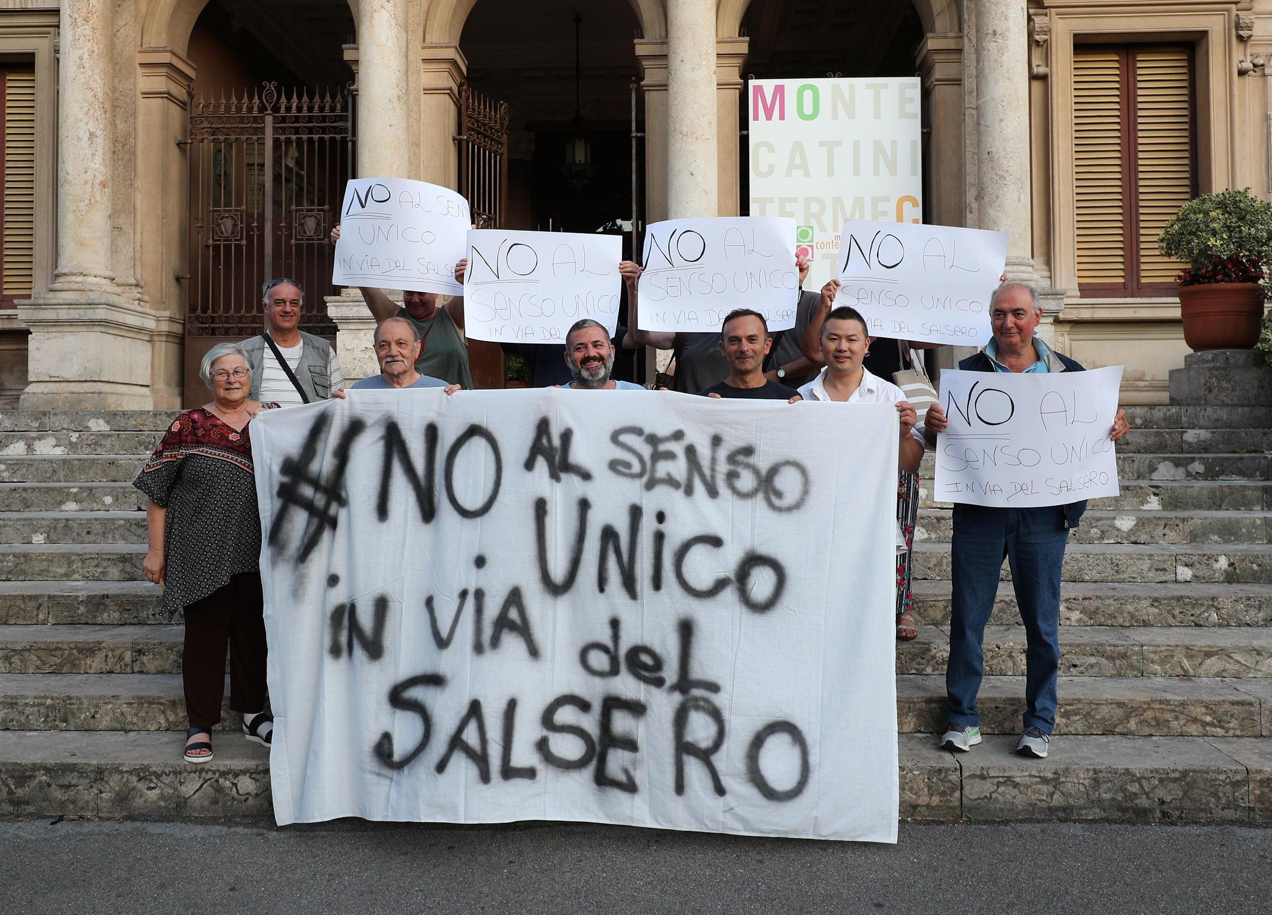 La protesta contro il senso unico in via del Salsero (foto Nucci)